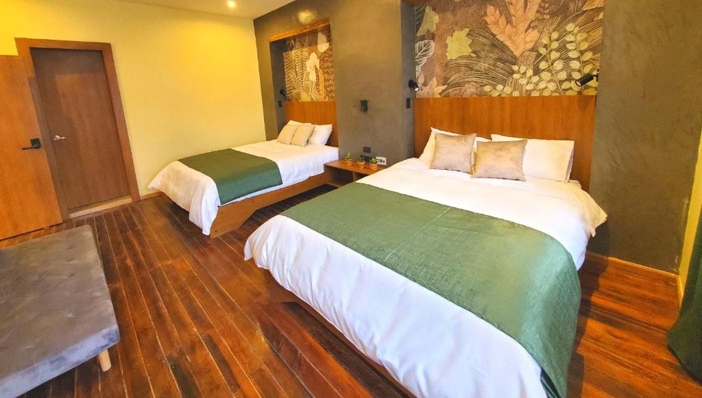 Postel nebo postele na pokoji v ubytování Hotel Inti Quito