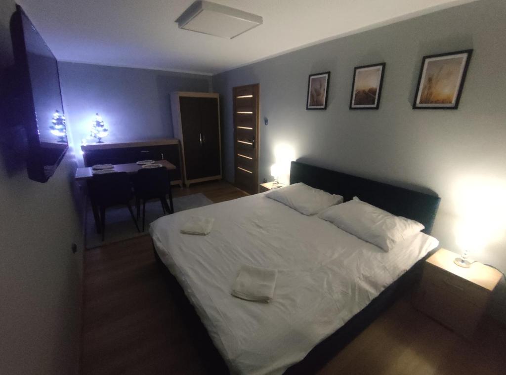 - une chambre avec un lit et 2 oreillers dans l'établissement Apartament Hetmański, à Wałcz