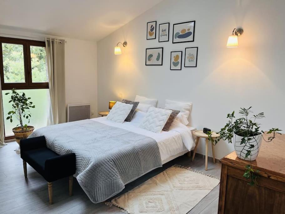 une chambre avec un grand lit et une chaise dans l'établissement Superbe maison plein centre, à Merville