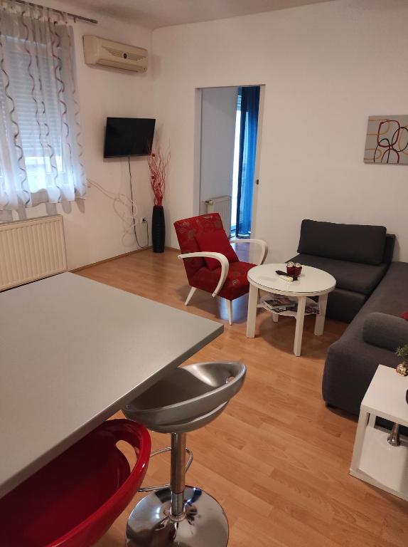 uma sala de estar com um sofá e uma mesa em Astralis Factory Apartments-Marineta em Zagreb