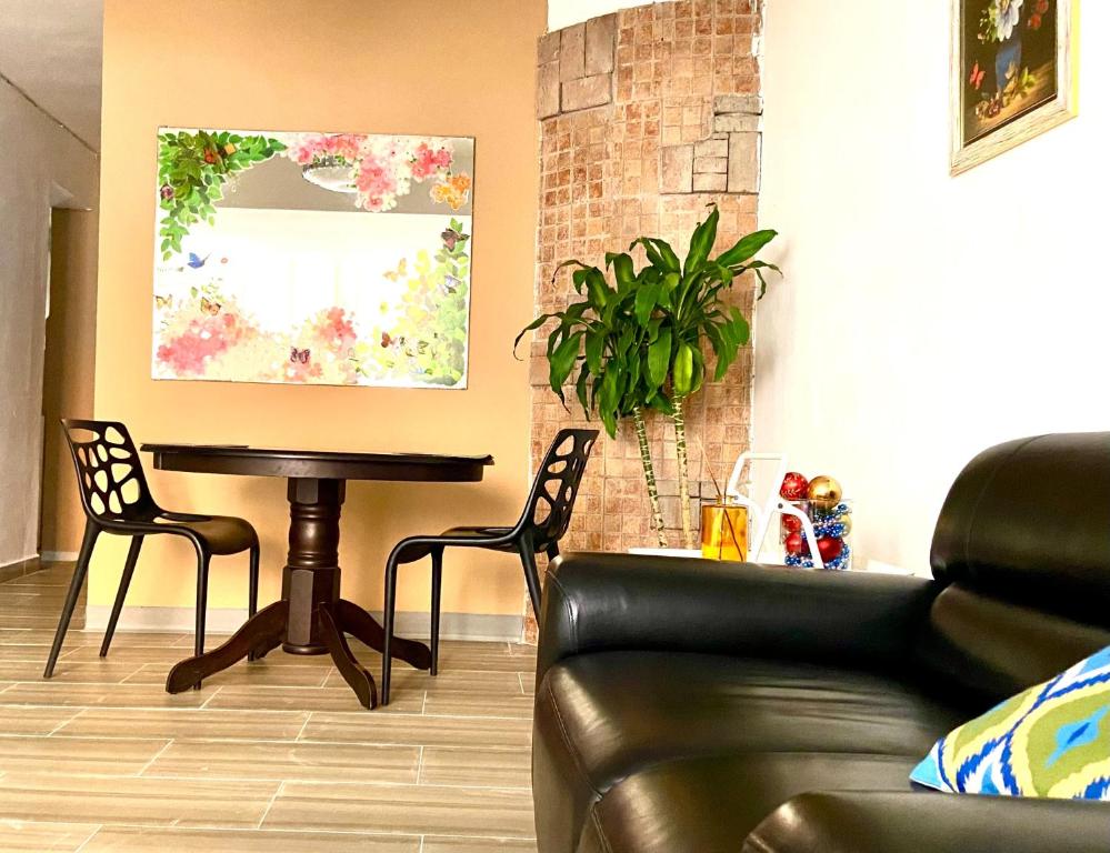 een woonkamer met een bank en een tafel bij Acogedor y tranquilo in Santo Domingo