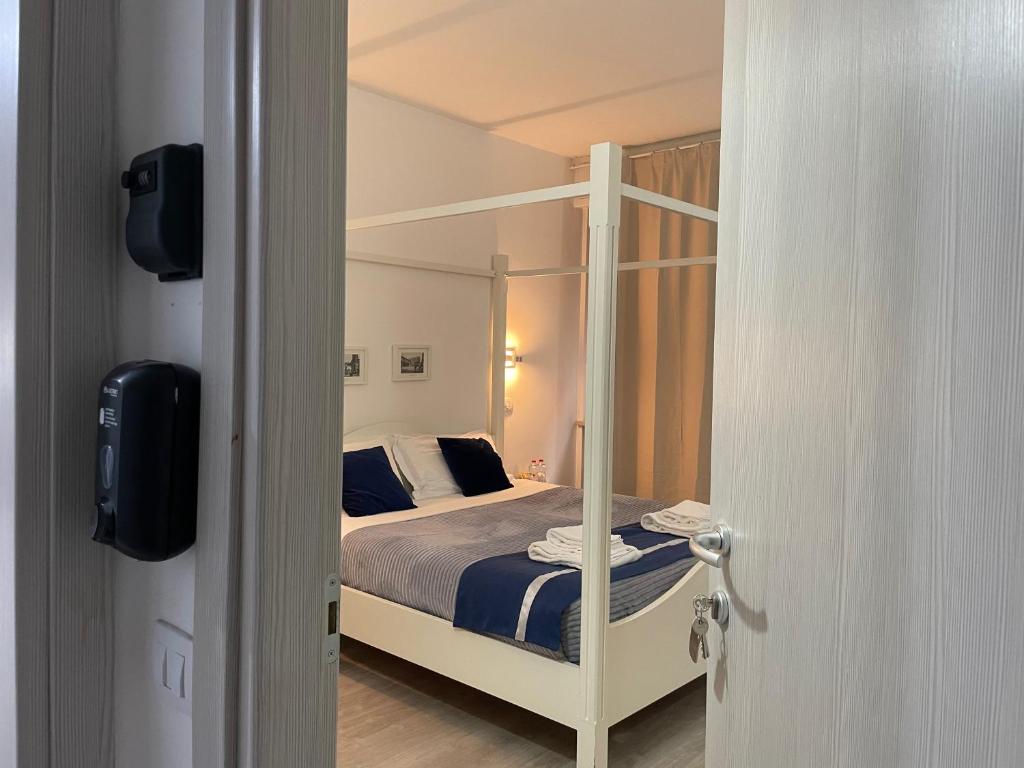 ヴェローナにあるResidenza Borgo Trentoのベッドルーム1室(二段ベッド1組、青いシーツ付)