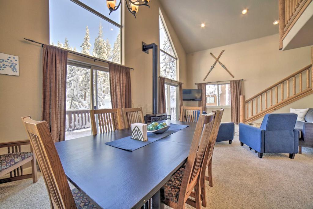 uma sala de jantar com uma grande mesa e cadeiras em Family-Friendly Mountain Cabin Near Donner Lake em Soda Springs