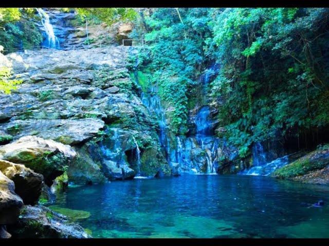 une piscine d'eau en face d'une cascade dans l'établissement Pousada Del Rio (Santa Rita De Cassia), à Carolina