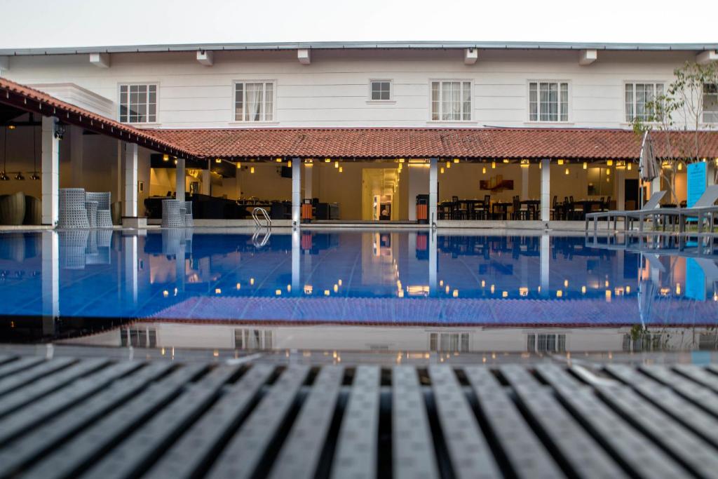 Bazén v ubytování The Covanro Airport Hotel - Katunayake nebo v jeho okolí