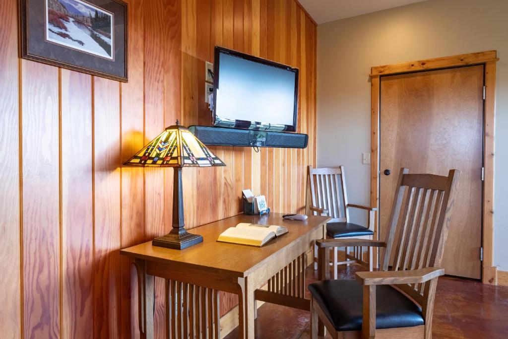Televiisor ja/või meelelahutuskeskus majutusasutuses Gallatin River Lodge