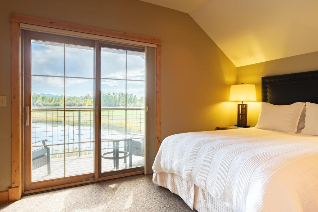 Voodi või voodid majutusasutuse Gallatin River Lodge toas