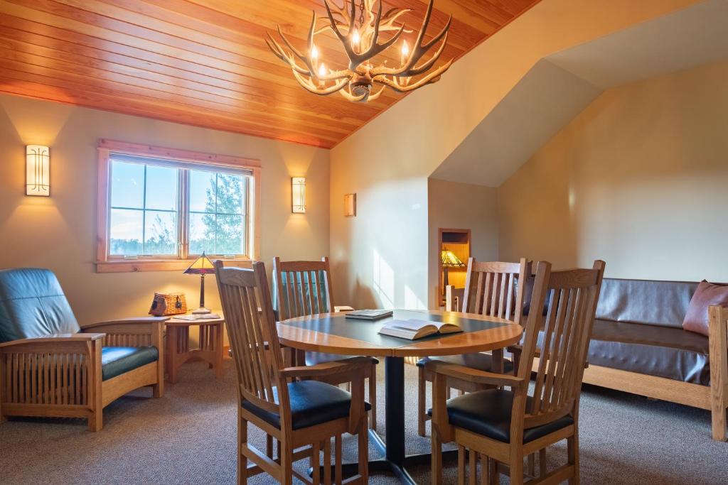 Istumisnurk majutusasutuses Gallatin River Lodge