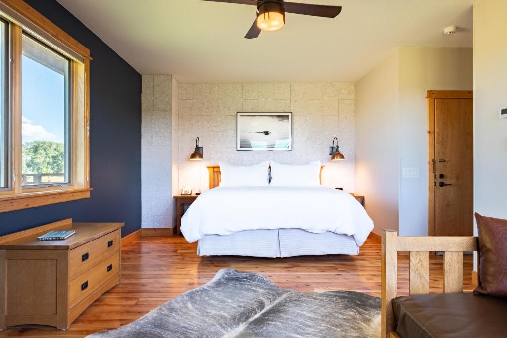 Voodi või voodid majutusasutuse Gallatin River Lodge toas