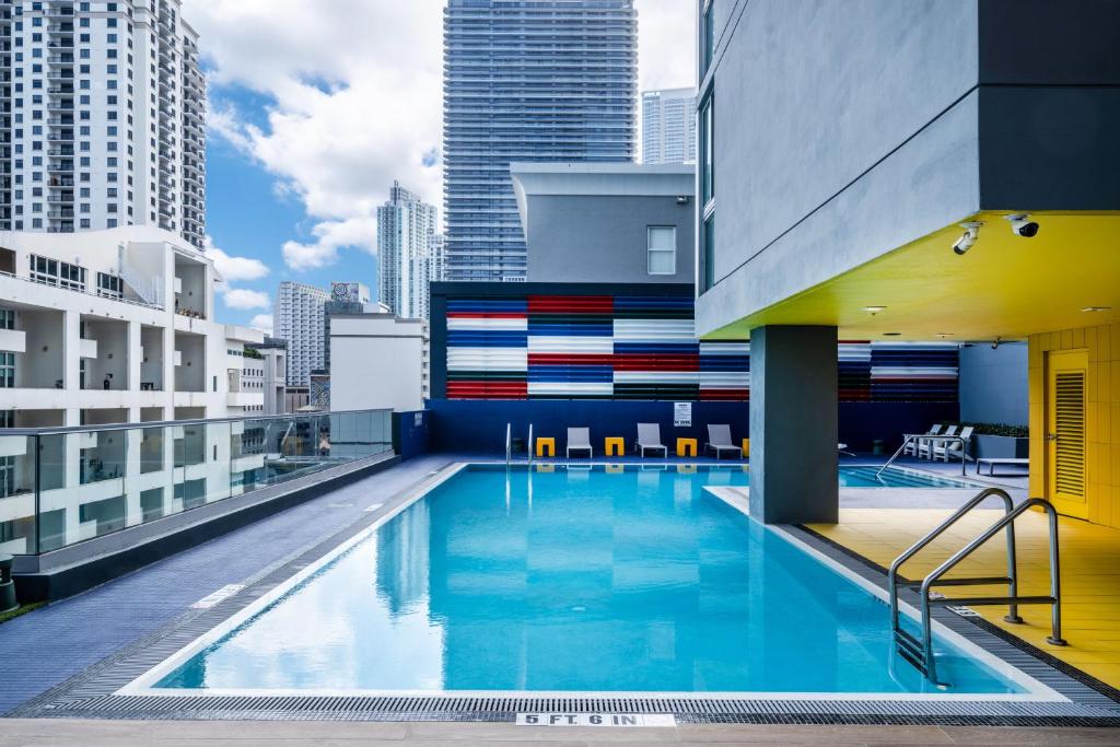 Bazén v ubytování Atwell Suites Miami Brickell by IHG nebo v jeho okolí