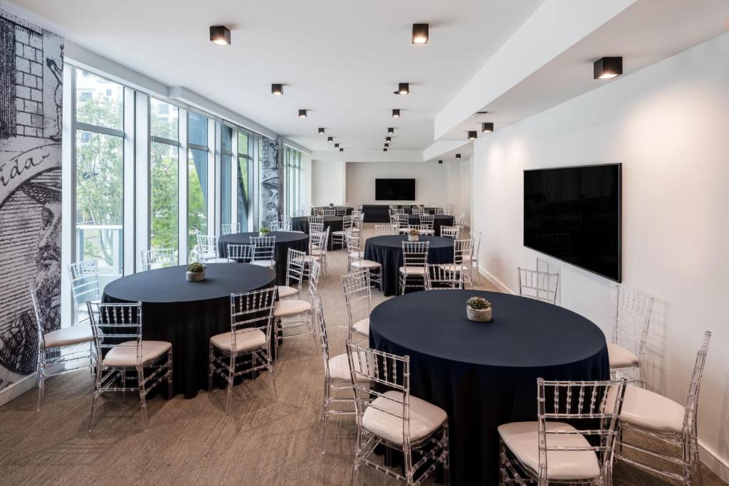 TV a/nebo společenská místnost v ubytování Atwell Suites Miami Brickell by IHG