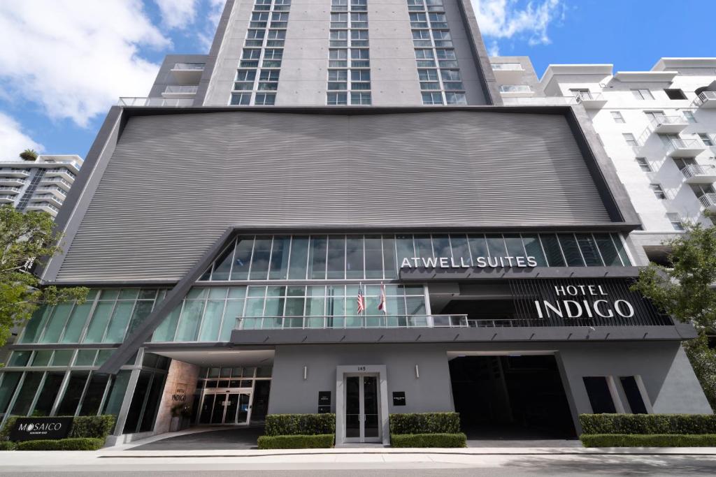 Atwell Suites - Miami Brickell, an IHG Hotel في ميامي: مبنى ذو مبنى طويل