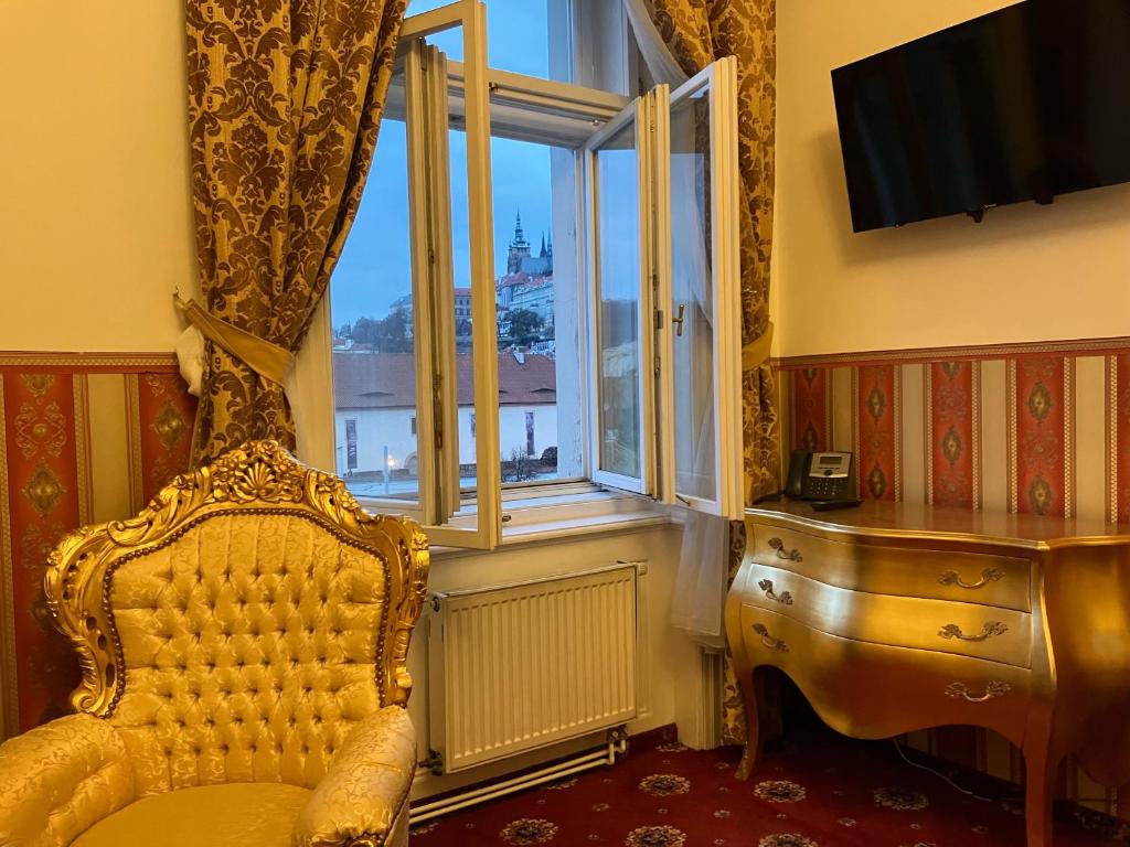 Telewizja i/lub zestaw kina domowego w obiekcie Hotel Klarinn Prague Castle