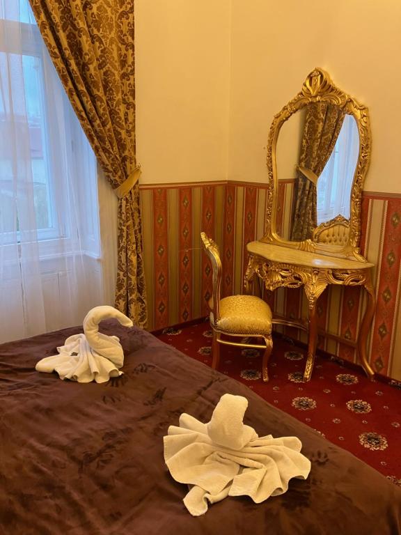 Łóżko lub łóżka w pokoju w obiekcie Hotel Klarinn Prague Castle