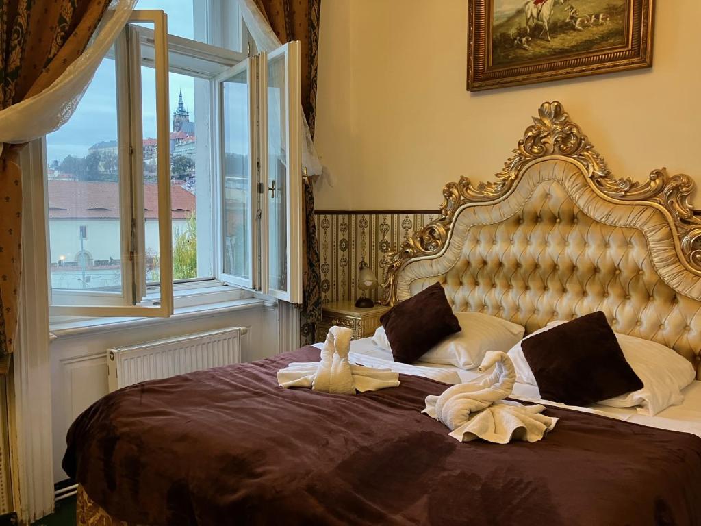 Łóżko lub łóżka w pokoju w obiekcie Hotel Klarinn Prague Castle