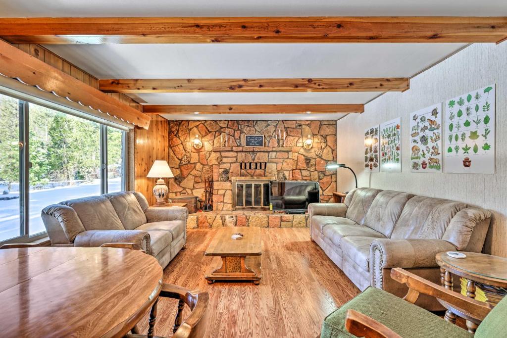 Χώρος καθιστικού στο 7 Mi to Yosemite Natl Park Riverfront Getaway!