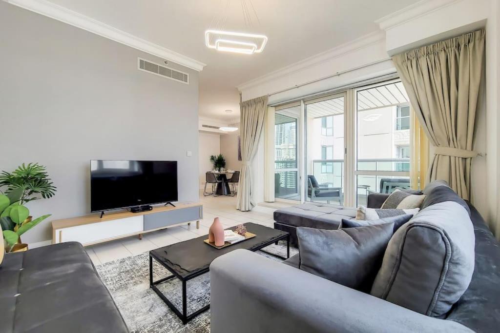 TV a/nebo společenská místnost v ubytování Al Murjan, Marina - Trendy One Bedroom