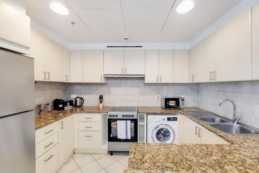 Kuchyň nebo kuchyňský kout v ubytování Al Murjan, Marina - Trendy One Bedroom