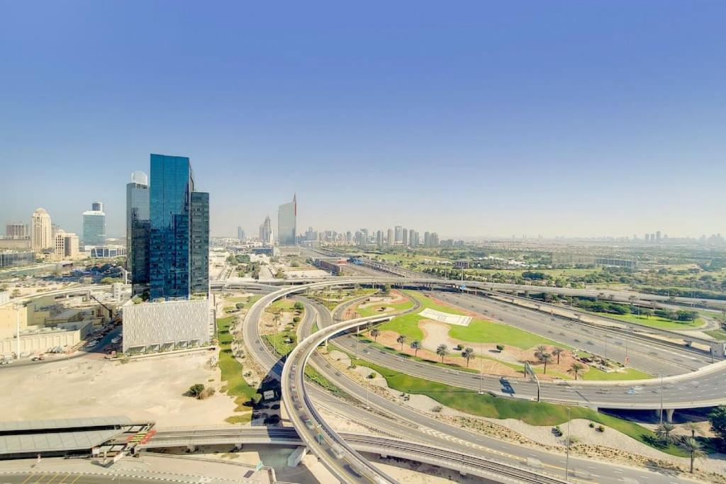 Nespecifikovaný výhled na destinaci Dubaj nebo výhled na město při pohledu z apartmánu