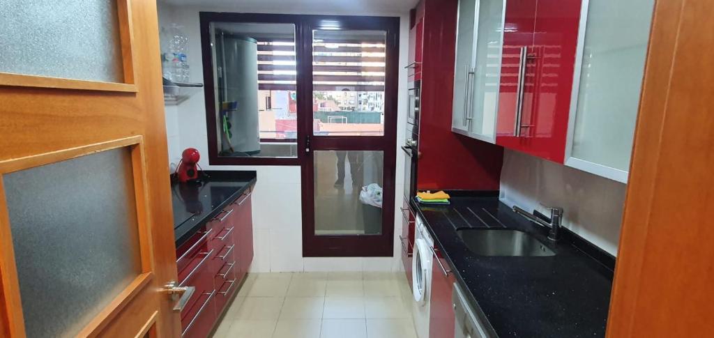 A kitchen or kitchenette at Gran piso cerca Centro Comercial y Playa