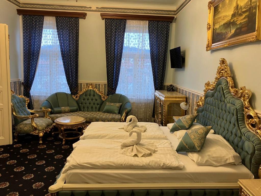 Łóżko lub łóżka w pokoju w obiekcie Hotel Klarinn Prague Castle
