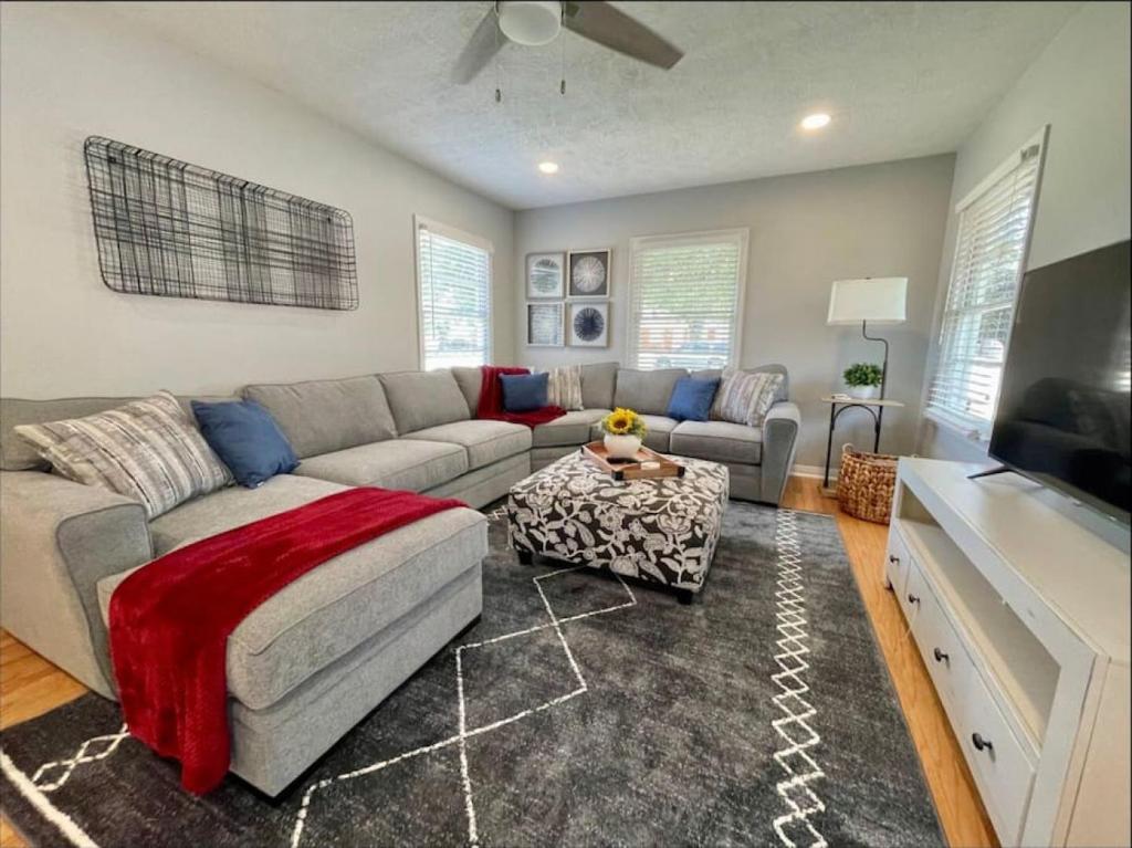 uma sala de estar com um sofá e uma televisão em Mary Lake Hideaway em Bryan