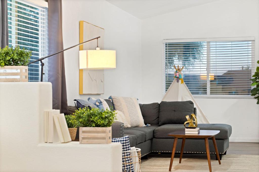 uma sala de estar com um sofá e uma mesa em @ Marbella Lane - Modern 4BR Home in Oro Valley em Oro Valley
