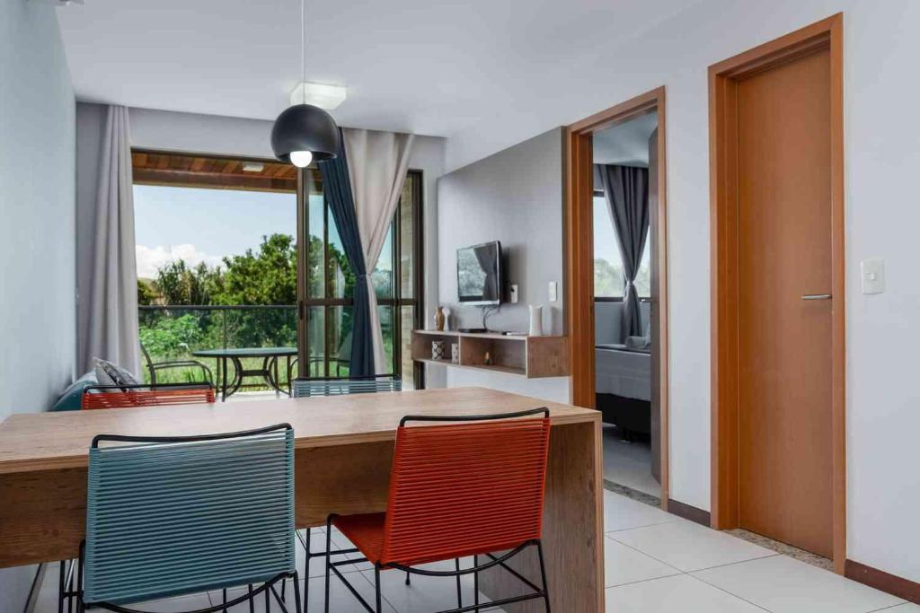 een keuken met een tafel en stoelen en uitzicht bij Residence in Barra de São Miguel