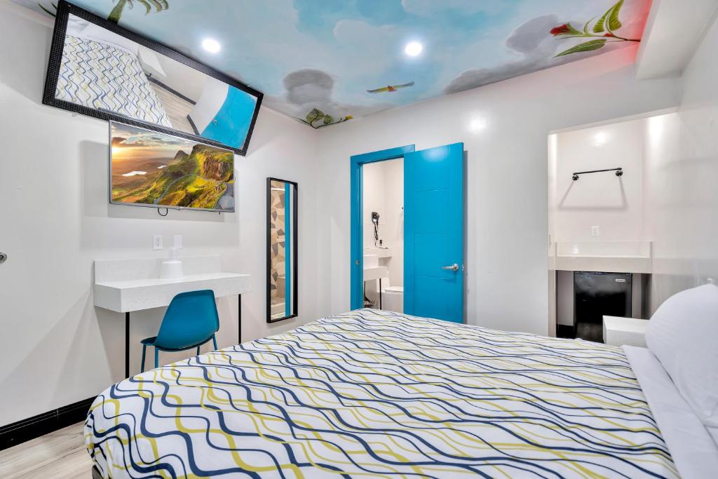 1 dormitorio con cama extragrande y lavamanos en Royal Hawaiian Inn - Mid City, Los Angeles, en Los Ángeles