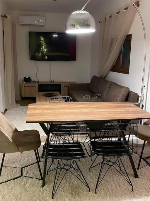 TV a/nebo společenská místnost v ubytování Rock House Villa