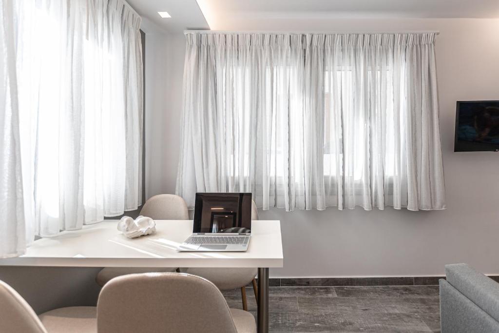 Televiisor ja/või meelelahutuskeskus majutusasutuses Mariet Naxos Elegant Suites