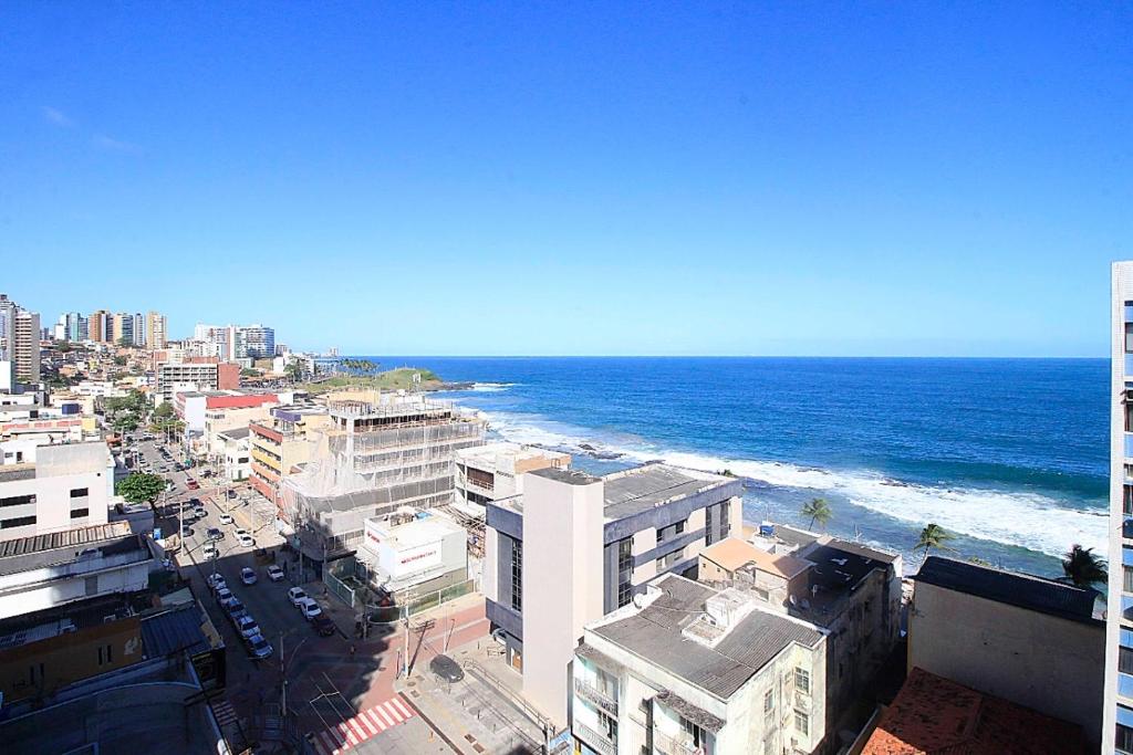 una vista aérea de una ciudad con el océano en Vista Panorâmica, Conforto e Piscina à Beira-Mar, en Salvador