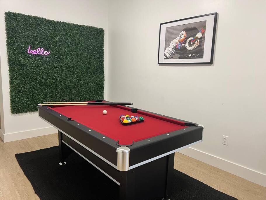 einen Billardtisch in einem Raum mit Avertisation in der Unterkunft Modern 2 bedroom apt w pool table in Heart of BKLYN in Brooklyn