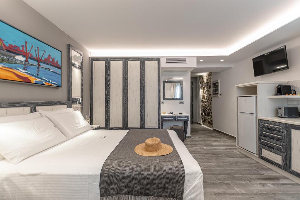 Voodi või voodid majutusasutuse Mariet Naxos Elegant Suites toas