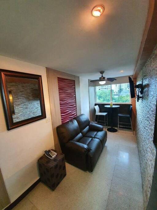 R.1111 Estudio ejecutivo, práctico, en el centro. - Hizvo