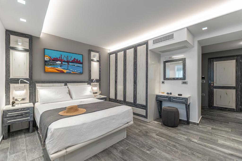 Voodi või voodid majutusasutuse Mariet Naxos Elegant Suites toas