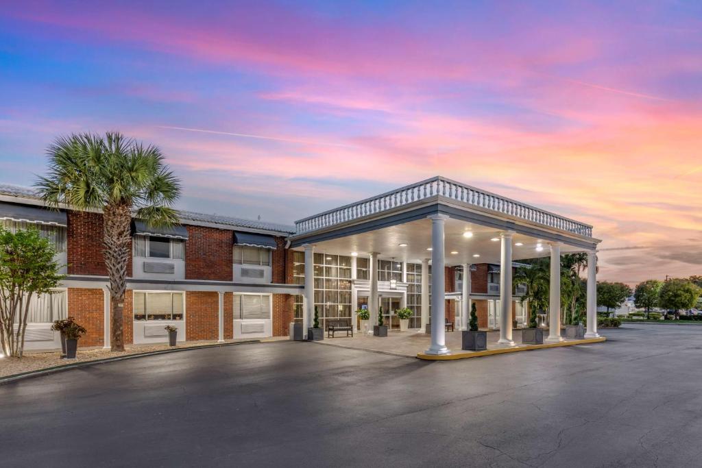 an empty parking lot in front of a building at Best Western Palm Beach Lakes in West Palm Beach