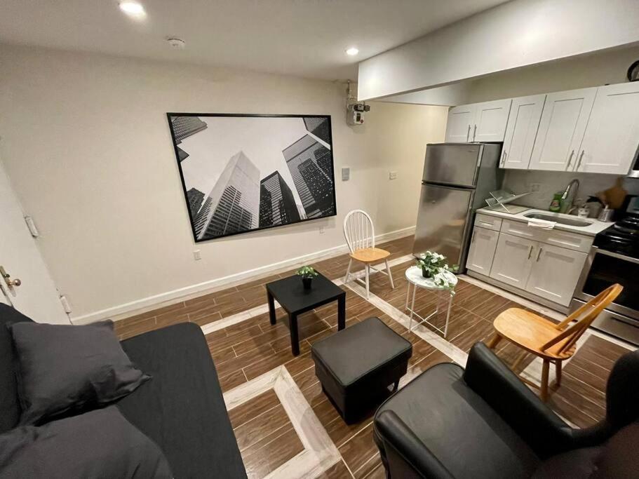 sala de estar con sofá y cocina en New Apartament one Single Ride from Manhattan.. en Long Island City