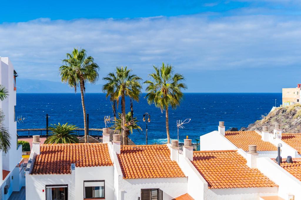 a view of the ocean from the roofs of houses at BuenaVista Lago La Arena in Puerto de Santiago