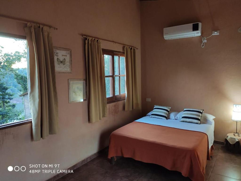 a bedroom with a bed and a window at Parana Inn in Puerto Iguazú