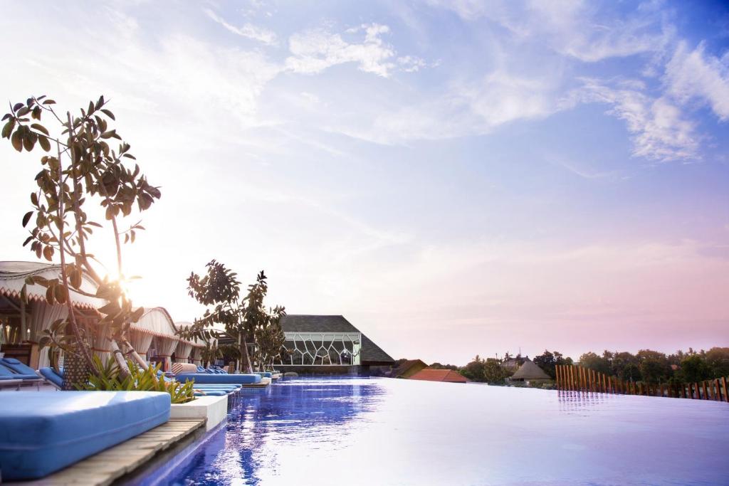 Bazén v ubytování TS SUITES Seminyak Bali nebo v jeho okolí