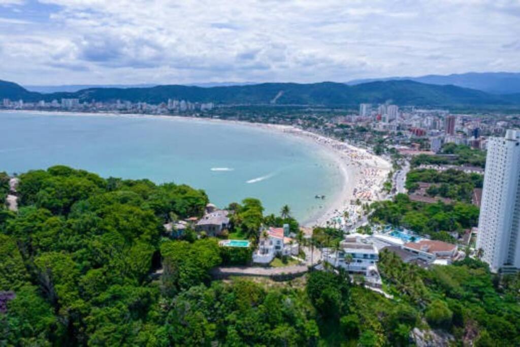 - une vue sur la plage et la ville dans l'établissement COMFORT GUARUJÁ ENSEADA APARTMENT 26 WIFI, GARAGEM e AR CONDICIONADO, à Guarujá