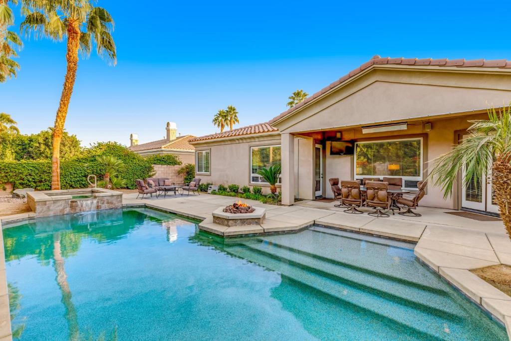 uma piscina em frente a uma casa em Rancho Santana Estate em La Quinta