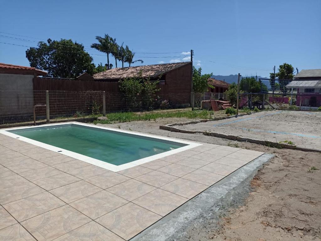 una piscina en medio de una entrada en Casa Rio da Madre, en Palhoça