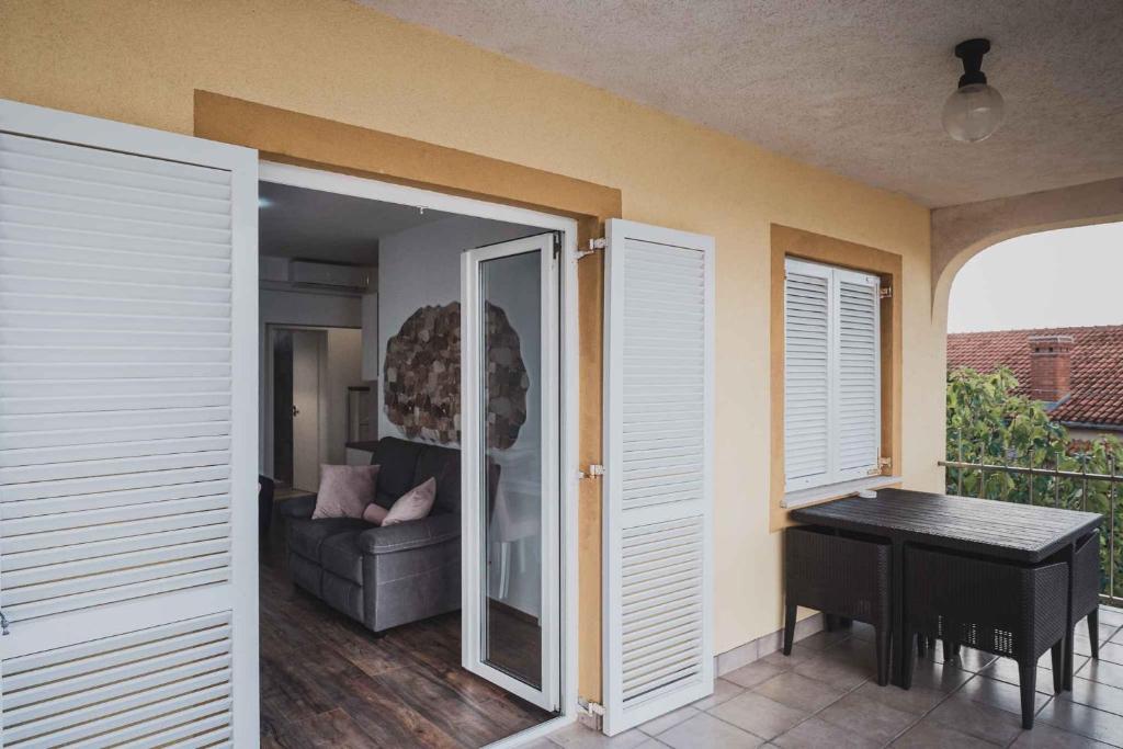 salon ze stołem i fortepianem w obiekcie Apartments in Klimno - Insel Krk 43356 w mieście Klimno