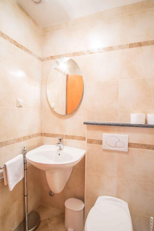 łazienka z umywalką, toaletą i lustrem w obiekcie Apartment in Malinska - Insel Krk 43327 w mieście Malinska