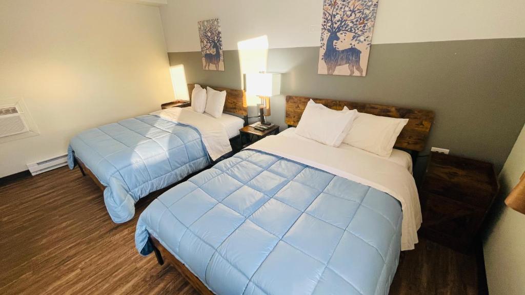 um quarto com duas camas num quarto de hotel em Timberland Inn & Restaurant em Swan River