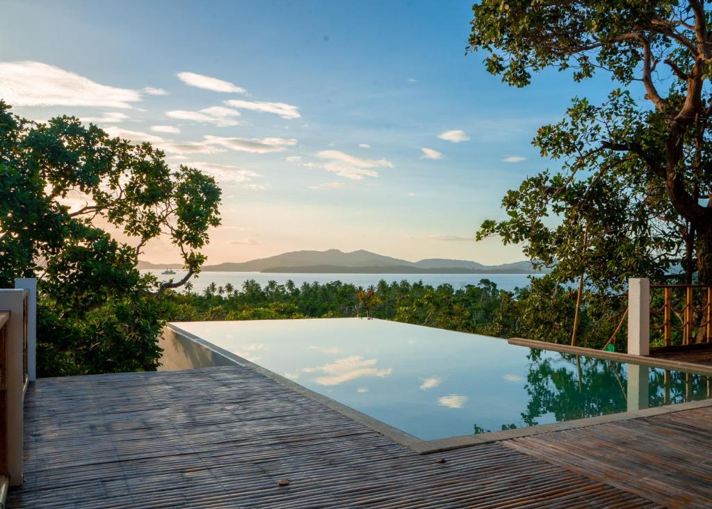 una piscina con vista sull'acqua di Ocean Green Eco Lodge a Città di Puerto Princesa