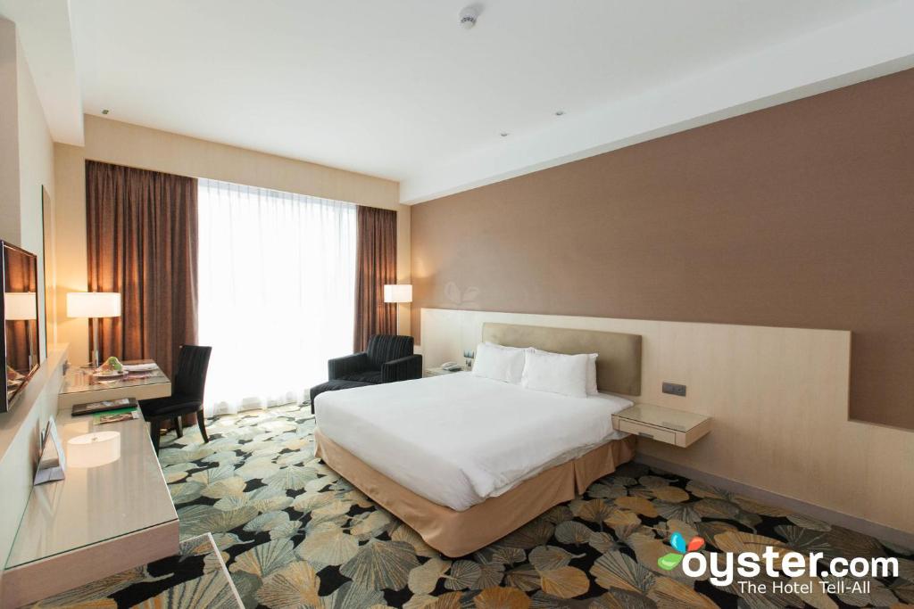 Postel nebo postele na pokoji v ubytování Imperial Hotel Kuching