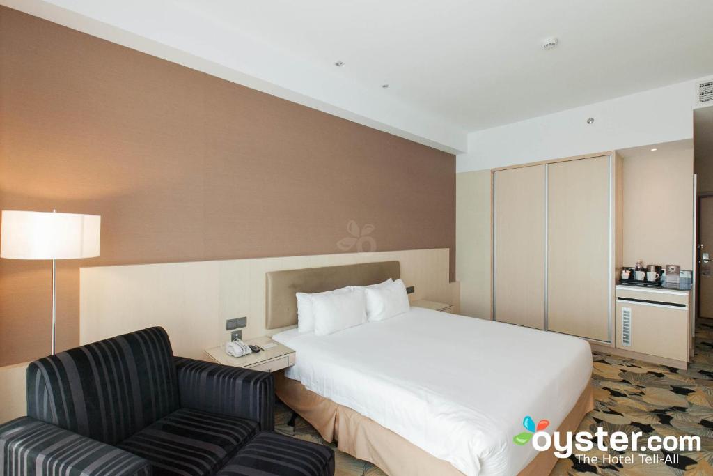 Postel nebo postele na pokoji v ubytování Imperial Hotel Kuching